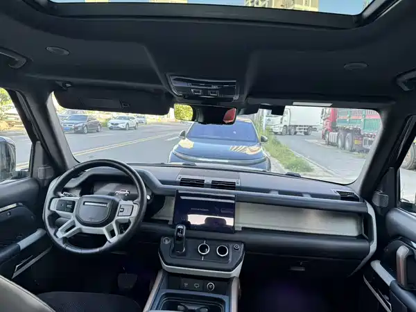 Land Rover Defender 2023