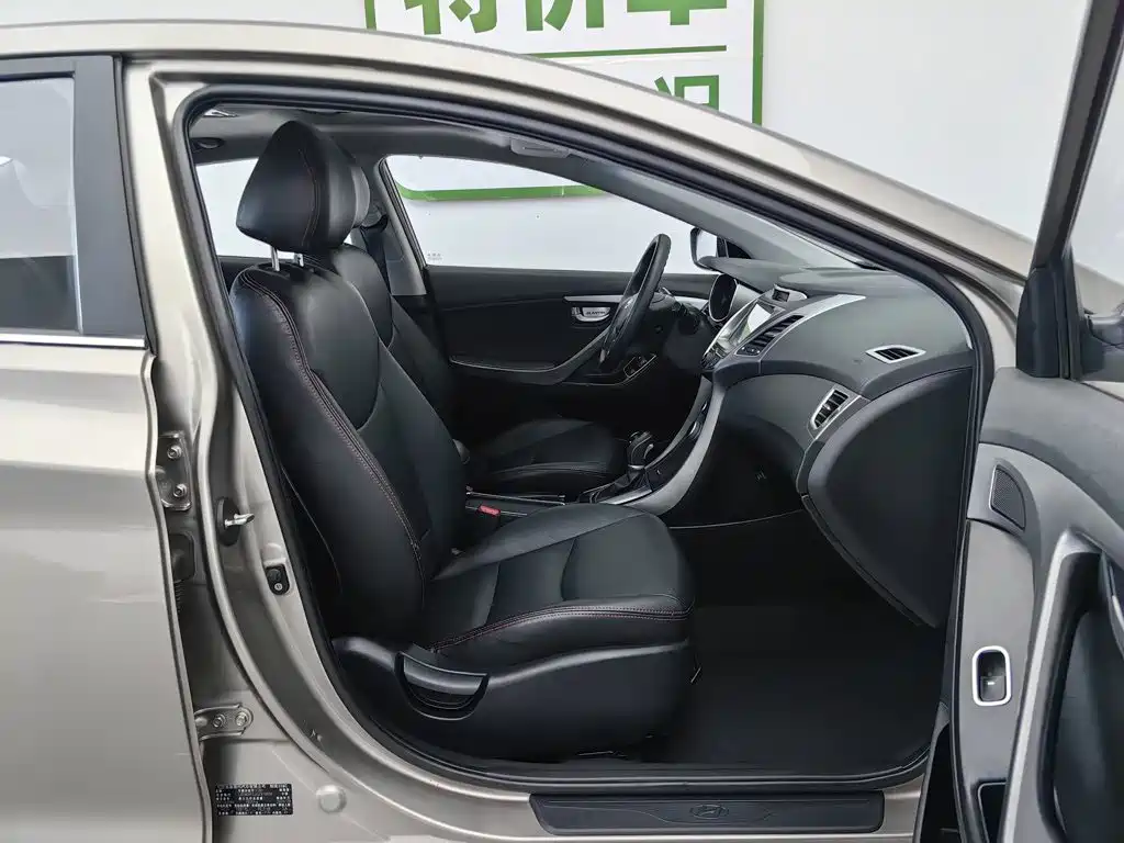 Hyundai Elantra 2016 — фото 23