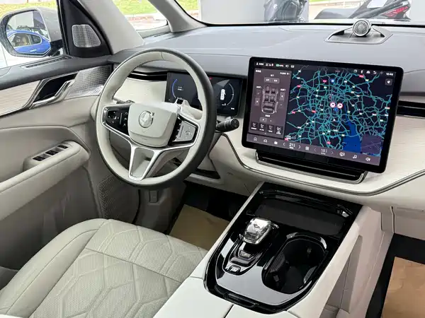 Volvo EM90 2025