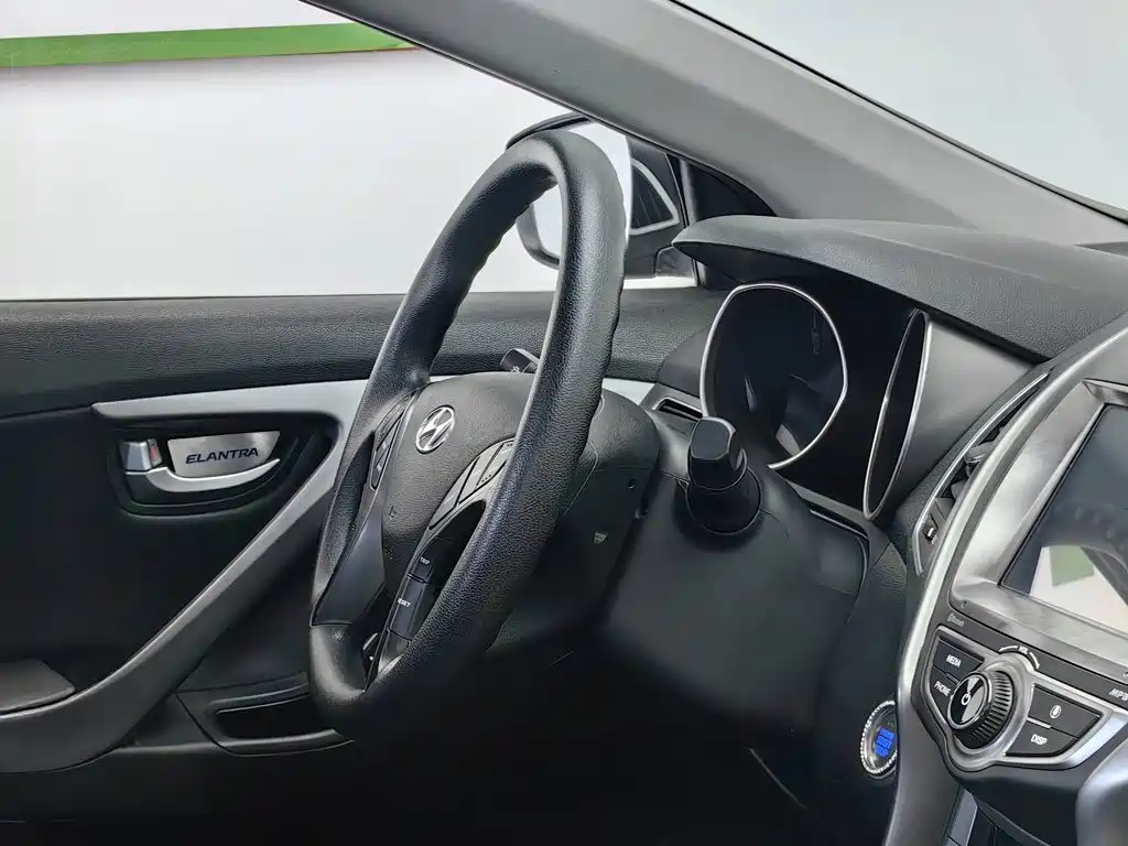 Hyundai Elantra 2016 — фото 22