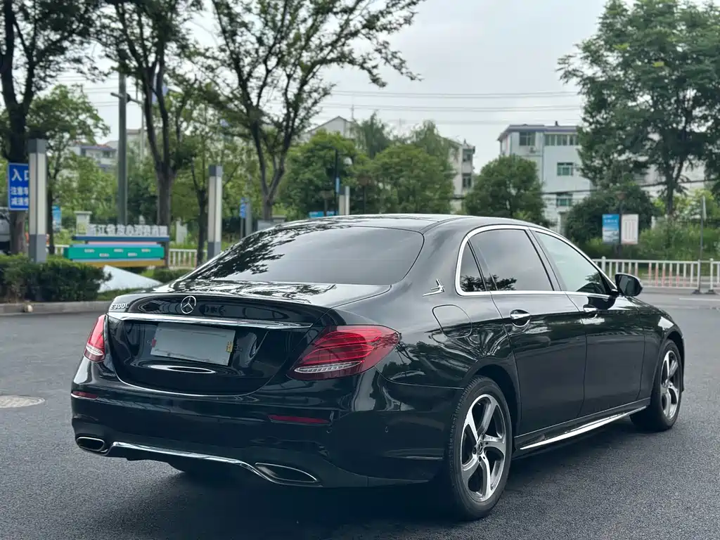Mercedes-Benz E-Class 2018 — фото 14