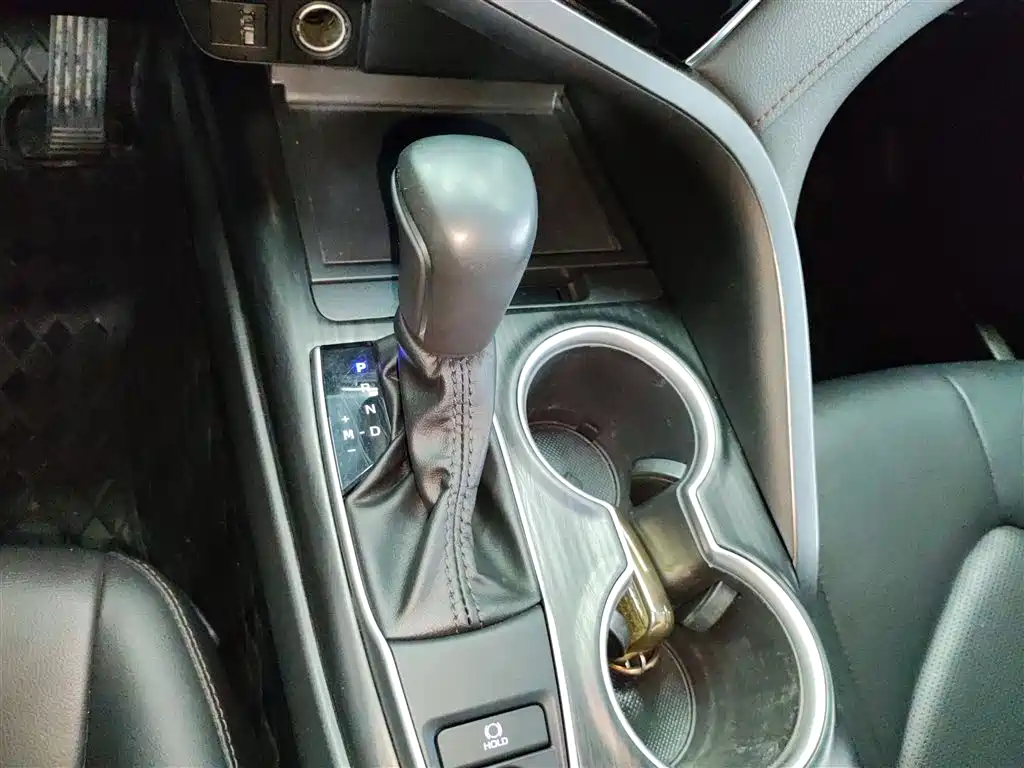 Toyota Camry 2023 — фото 10