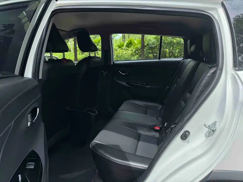 Toyota Yaris L 2022 — фото 10