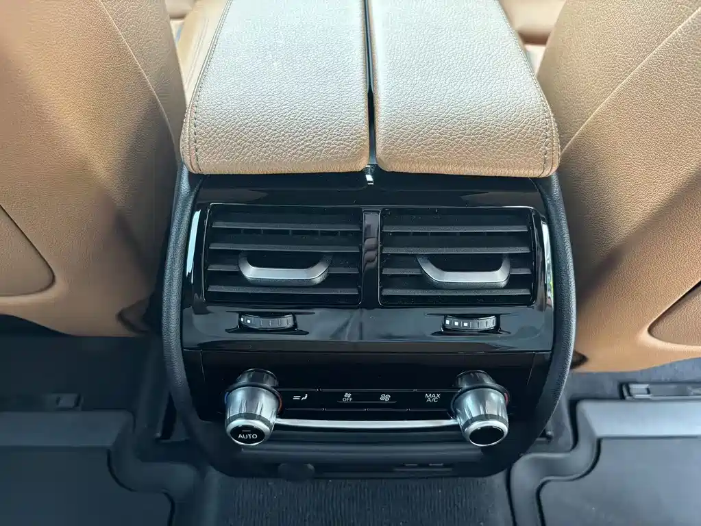 BMW 6 Series GT 2024 — фото 20