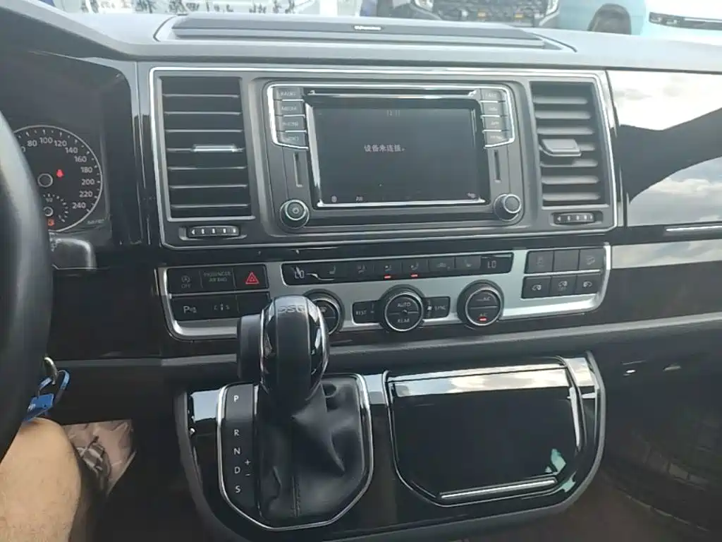 Volkswagen Multivan 2018 — фото 13