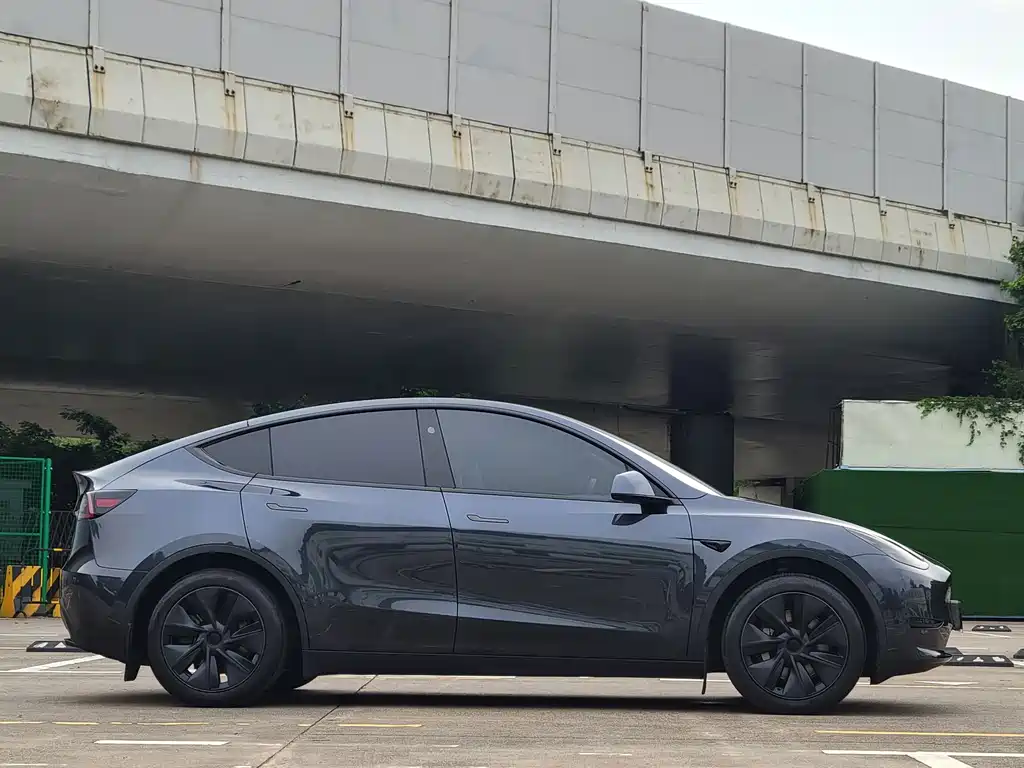 Tesla Model Y 2025 — фото 16
