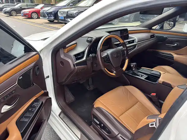 Lexus ES 2020