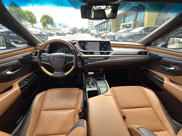 Lexus ES 2020
