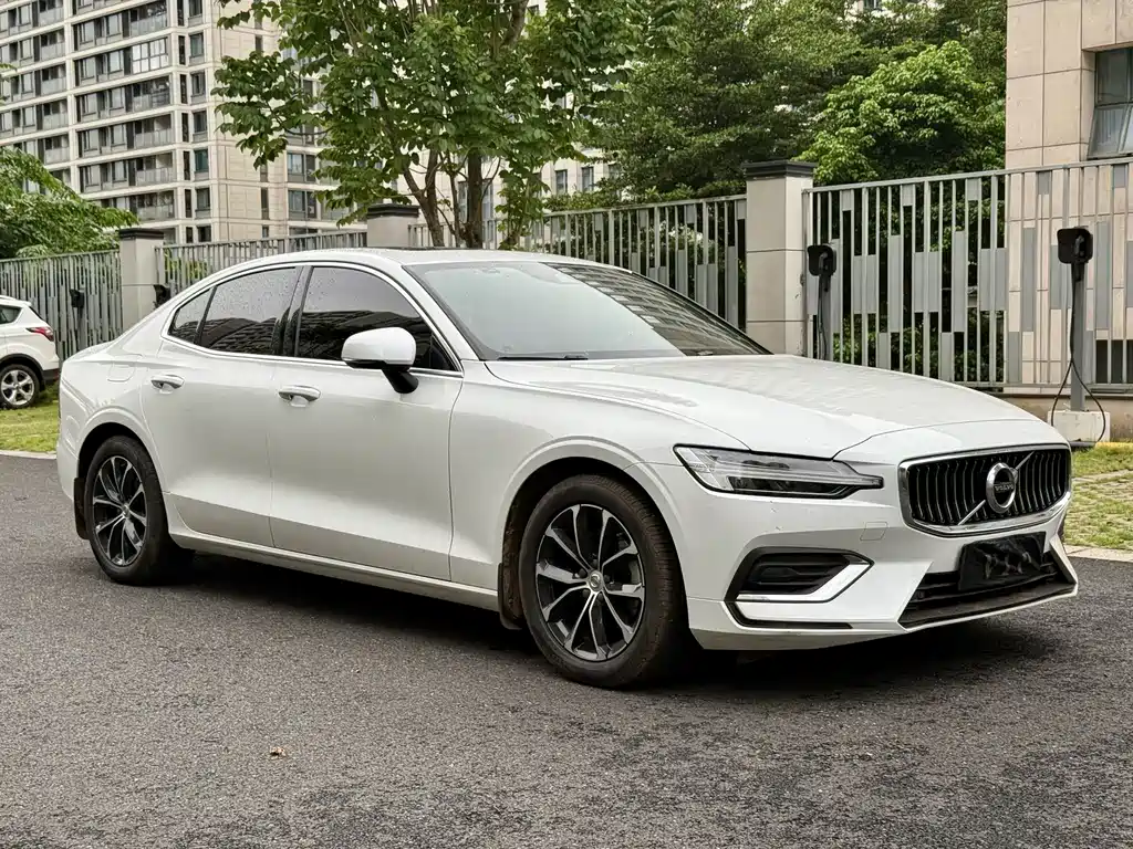 Volvo S60 2022 — фото 12