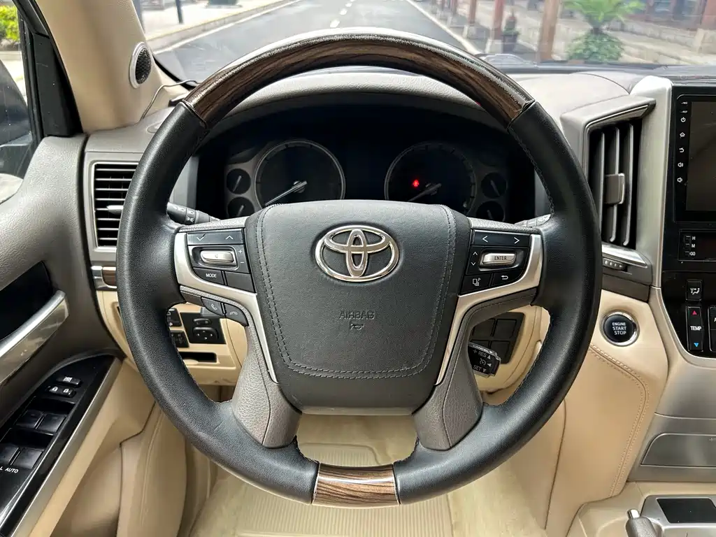 Toyota Land Cruiser 2020 — фото 8