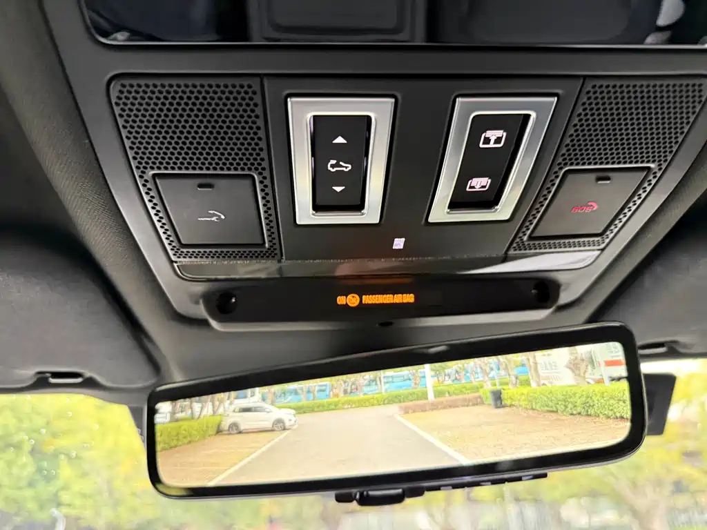 Land Rover Defender 2023 — фото 12