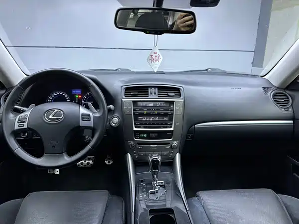 Lexus IS 2011