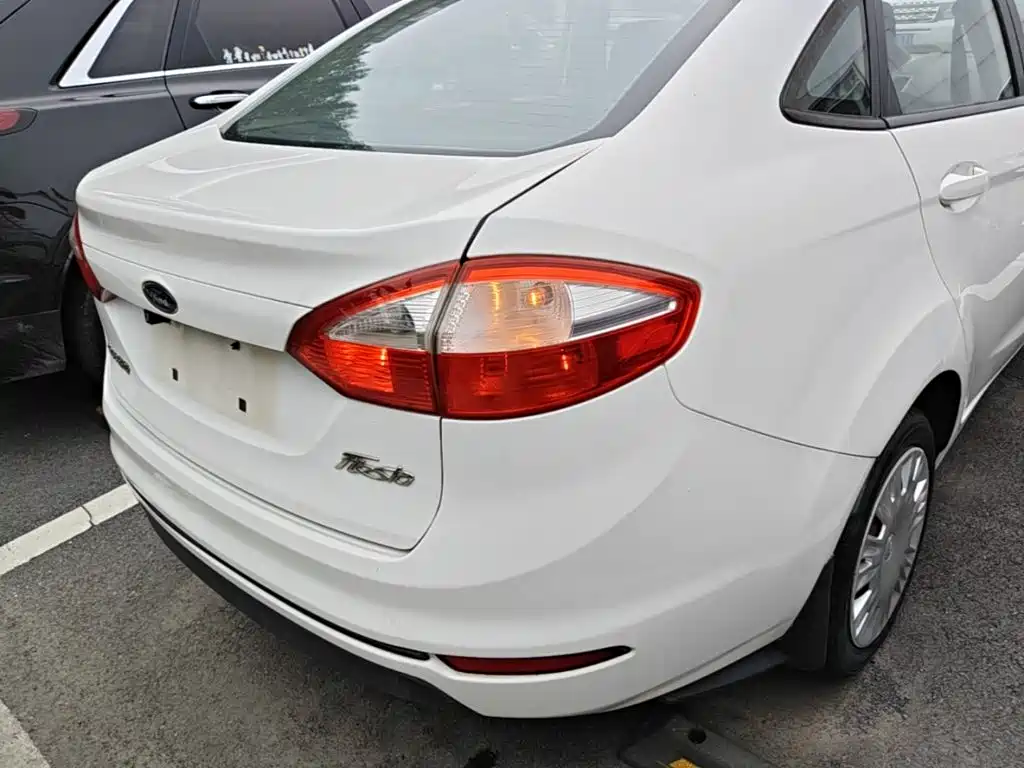 Ford Fiesta 2015 — фото 8