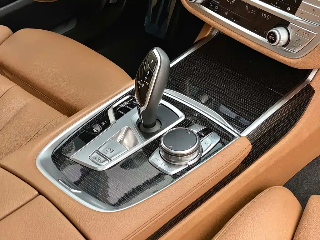 BMW 7 Series 2018 — фото 11