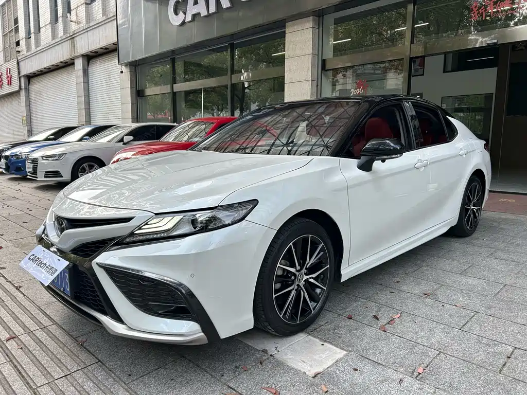 Toyota Camry 2023 — фото 1