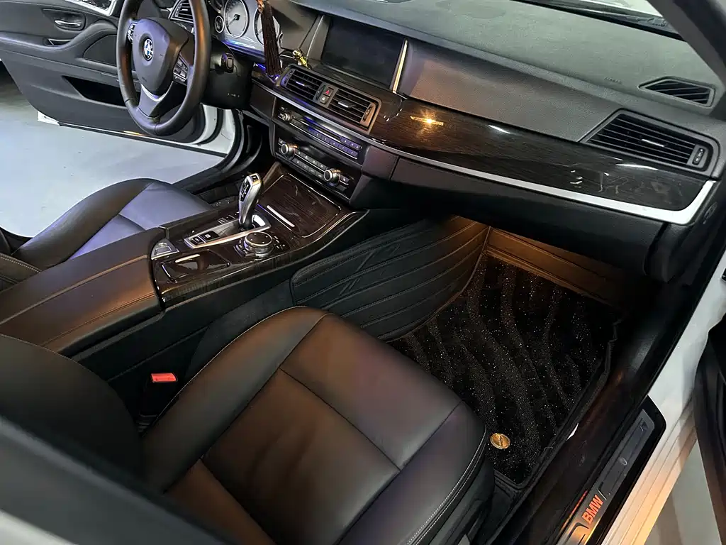 BMW 5 Series 2015 — фото 11