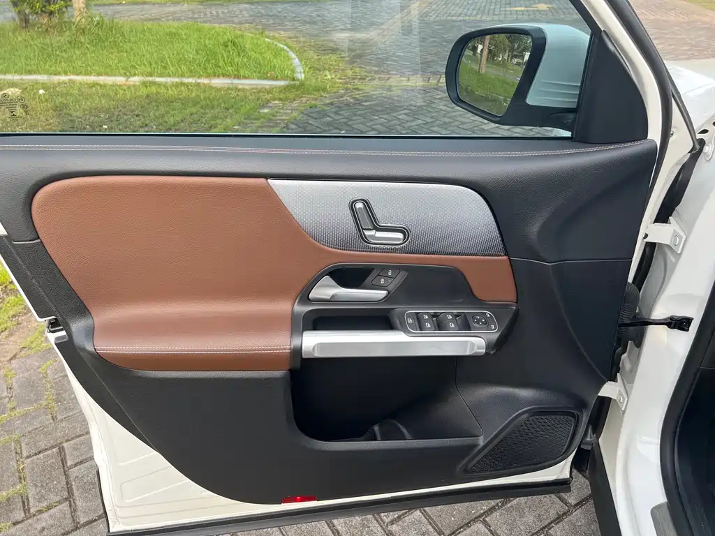 Mercedes-Benz GLB 2023