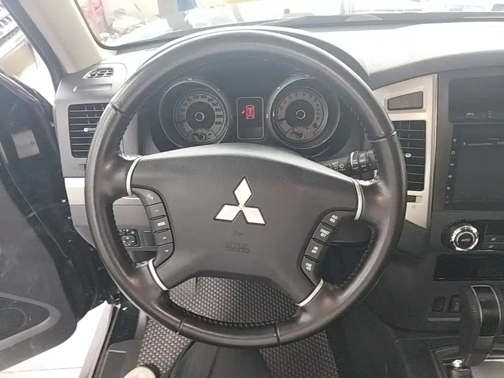 Mitsubishi Pajero 2018 — фото 11