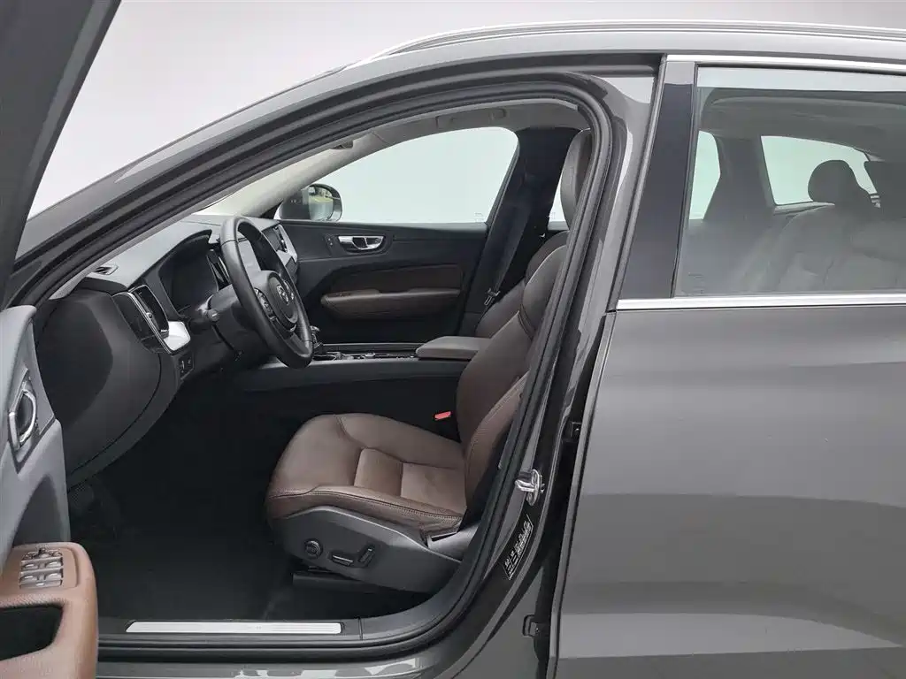 Volvo XC60 2019 — фото 10