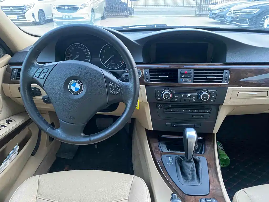 BMW 3 Series 2010 — фото 10