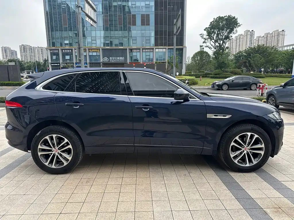 Jaguar F-PACE 2016 — фото 16