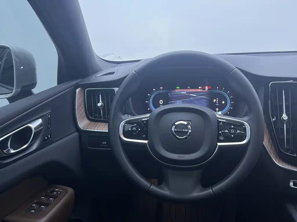 Volvo XC60 2022 — фото 19