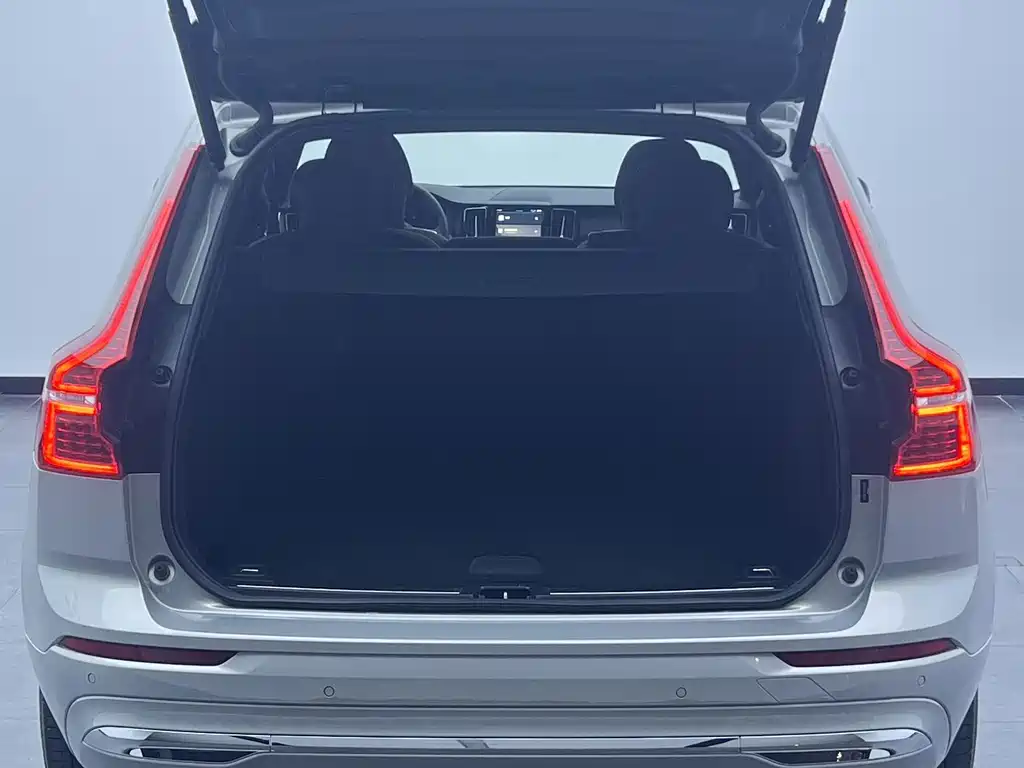 Volvo XC60 2022 — фото 6