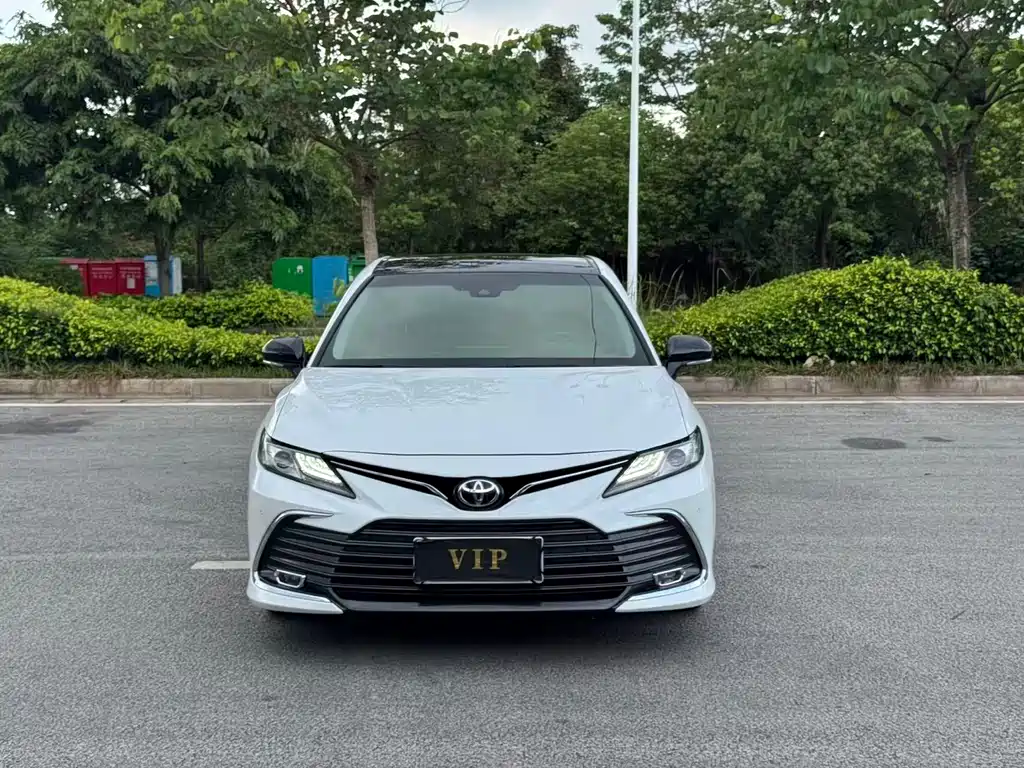 Toyota Camry 2022 — фото 2