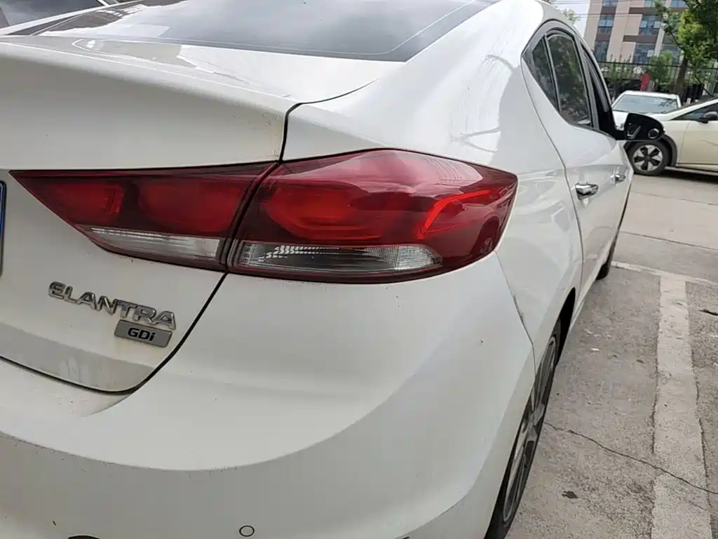 Hyundai Elantra 2018 — фото 8