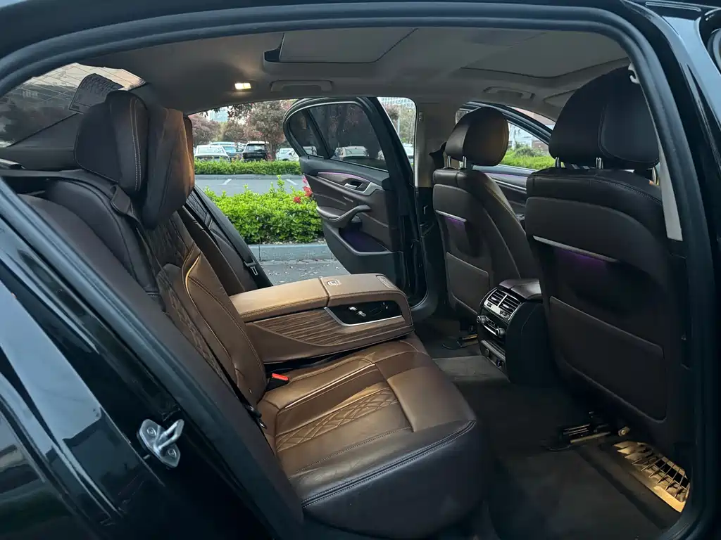 BMW 5 Series New Energy 2019 — фото 11