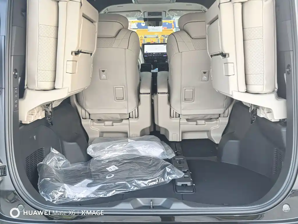 Toyota Alphard — фото 27
