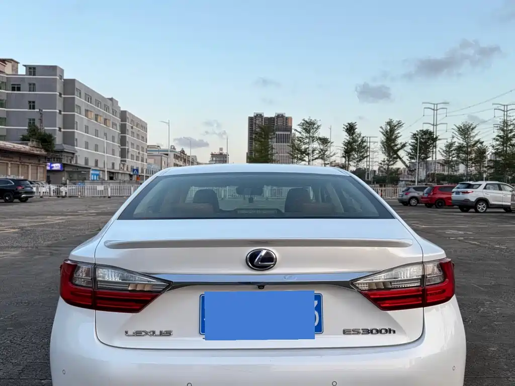 Lexus ES 2016 — фото 10