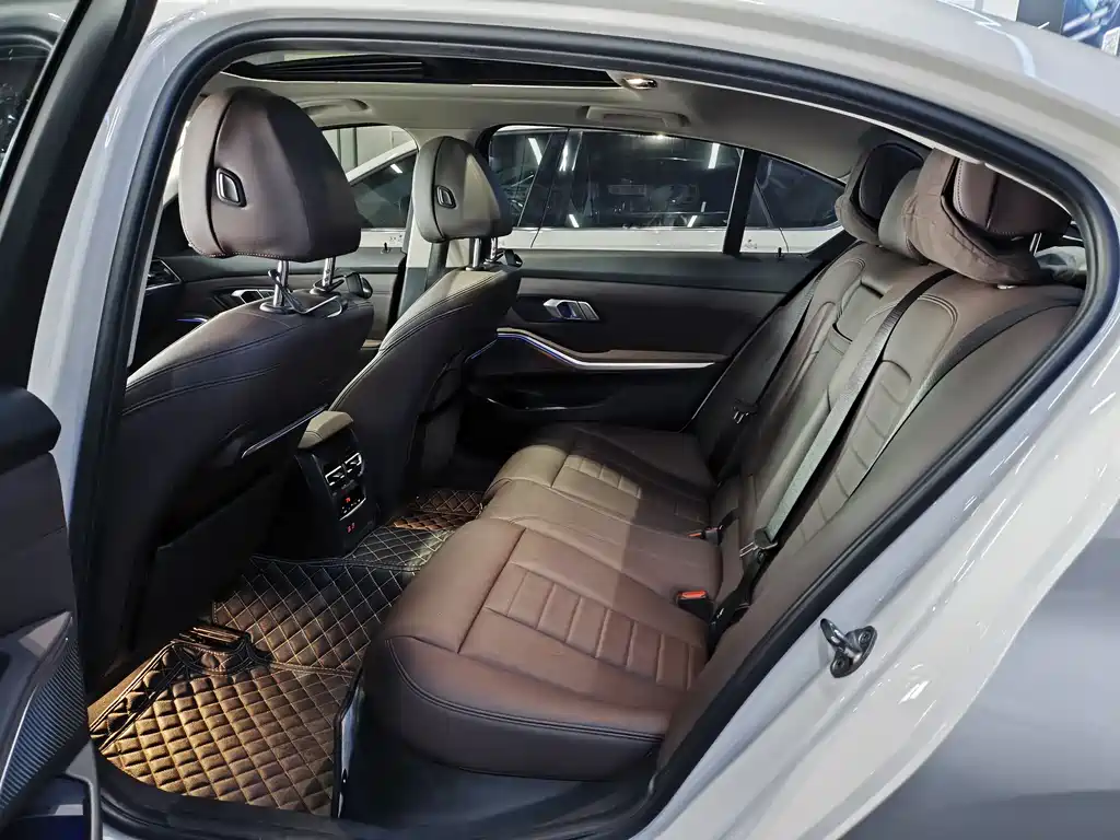 BMW 3 Series 2019 — фото 10
