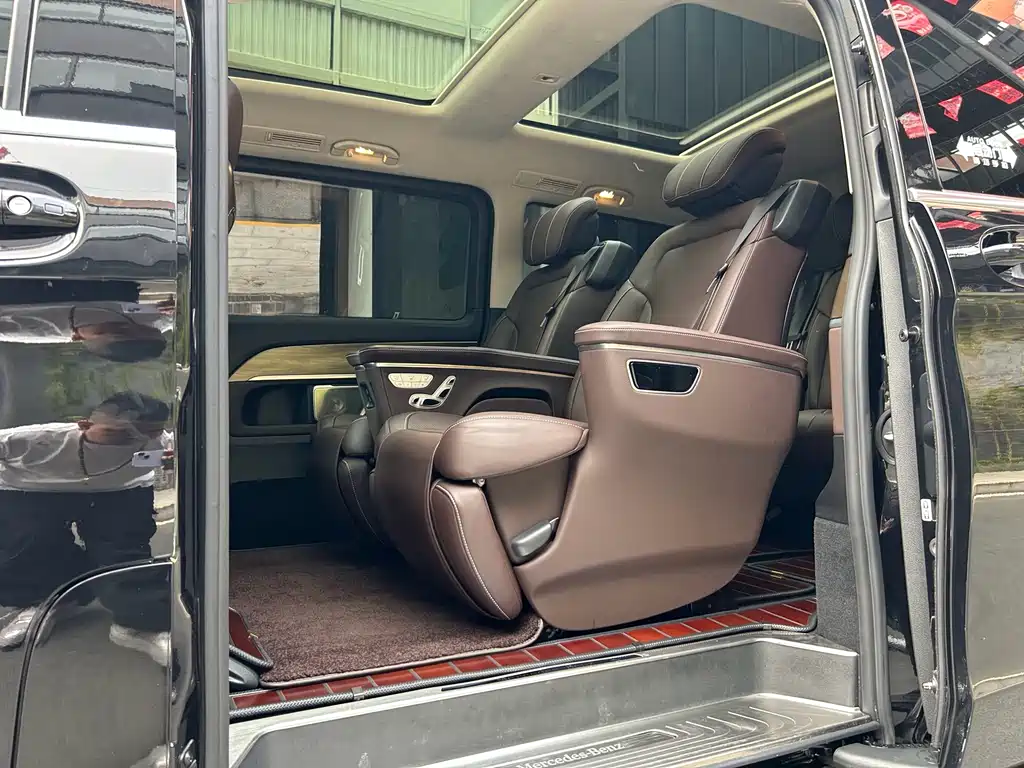 Mercedes-Benz V-Class 2024 — фото 18