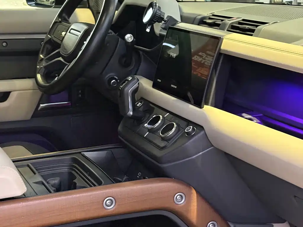 Land Rover Defender 2021 — фото 15