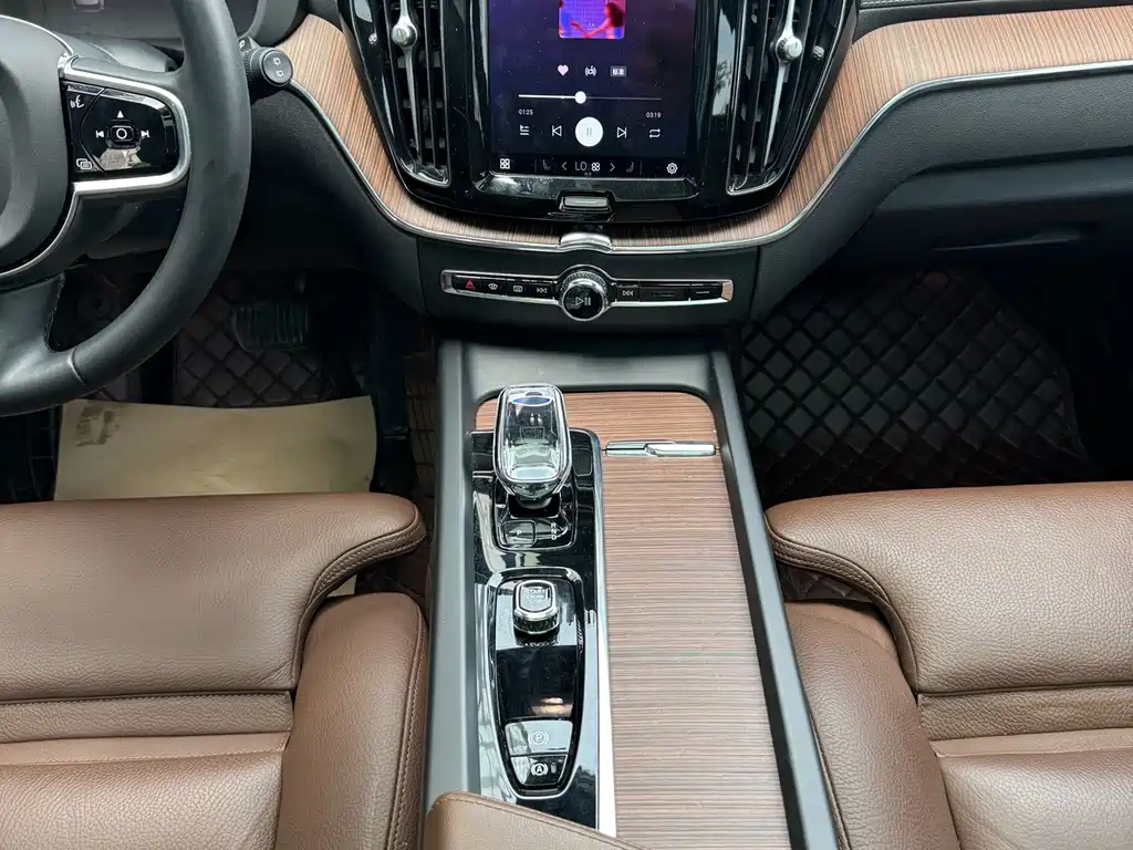 Volvo XC60 2023 — фото 13