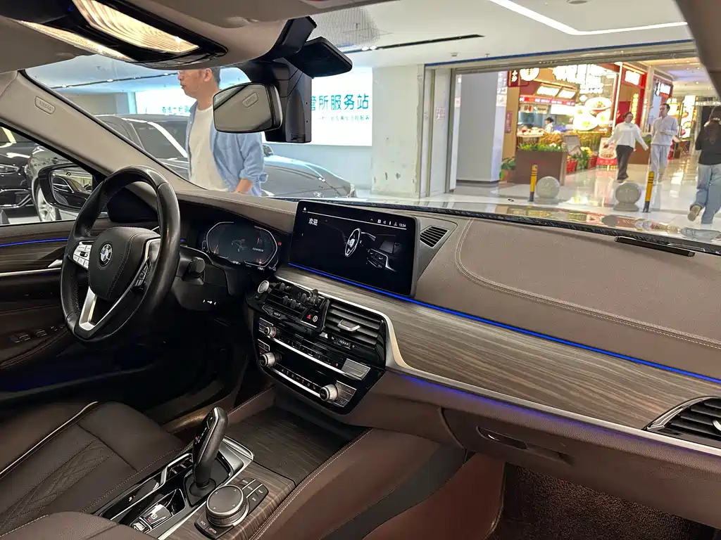 BMW 5 Series 2021 — фото 13