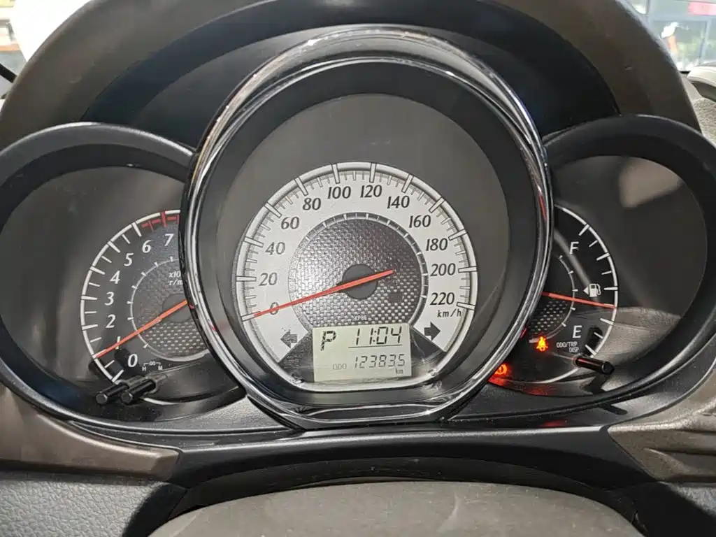 Toyota Yaris L 2015 — фото 12
