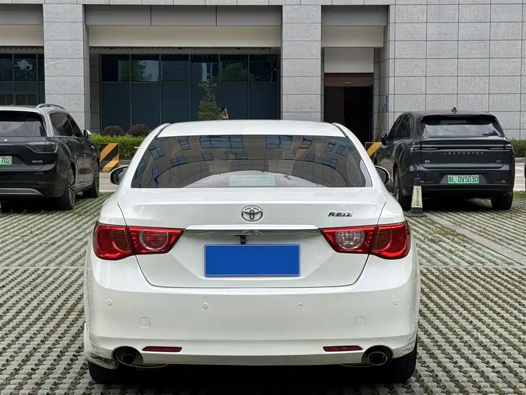 Toyota Reiz 2013