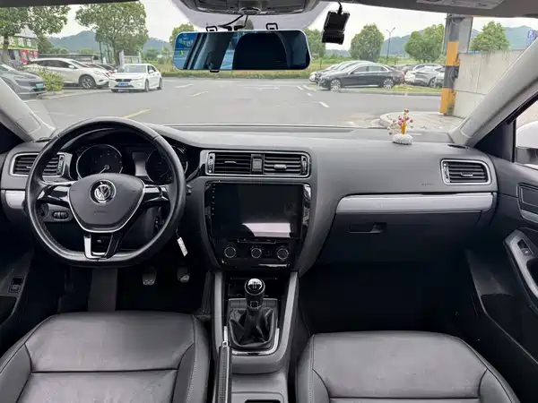 Volkswagen Sagitar 2016