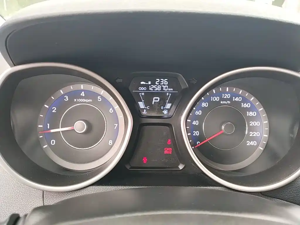Hyundai Elantra 2017 — фото 12