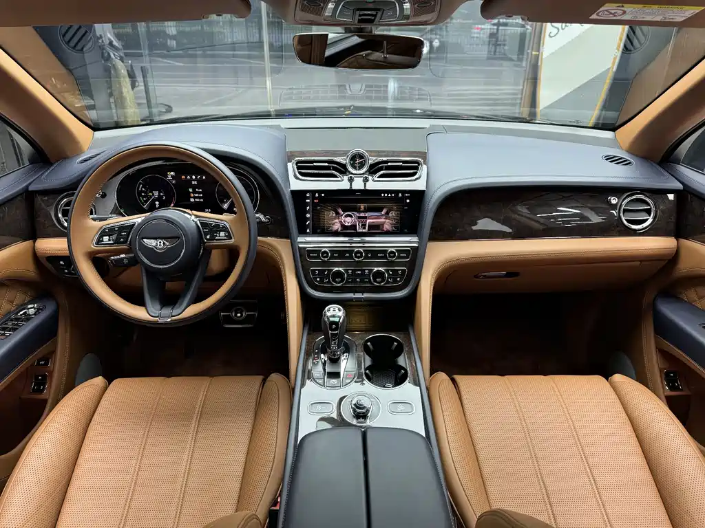 Bentley Bentayga Plug-In Hybrid 2021 — фото 17
