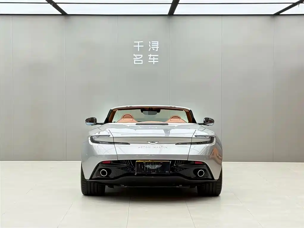 Aston Martin DB12 2024 — фото 16