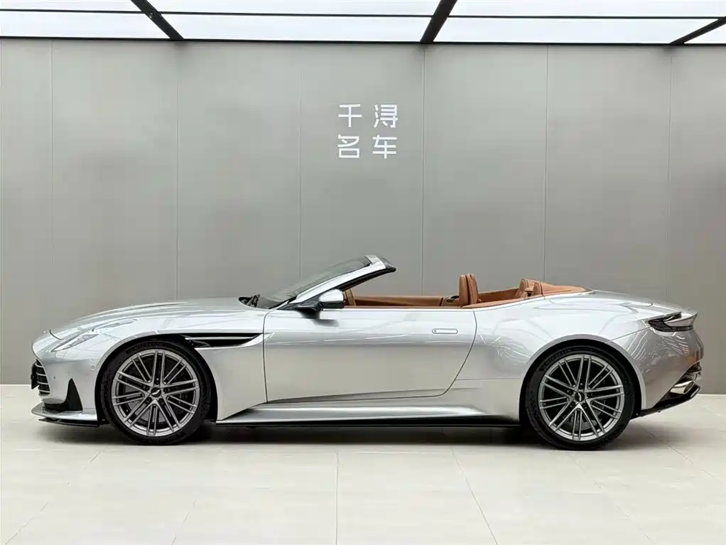 Aston Martin DB12 2024 — фото 3