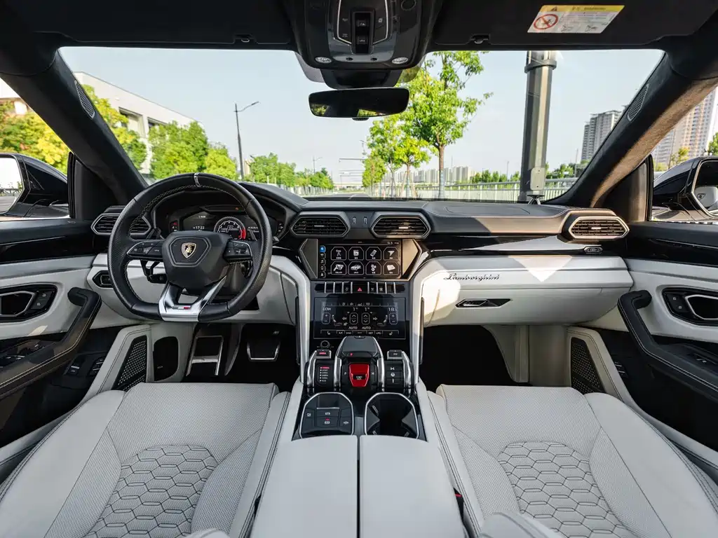 Lamborghini Urus 2019 — фото 10
