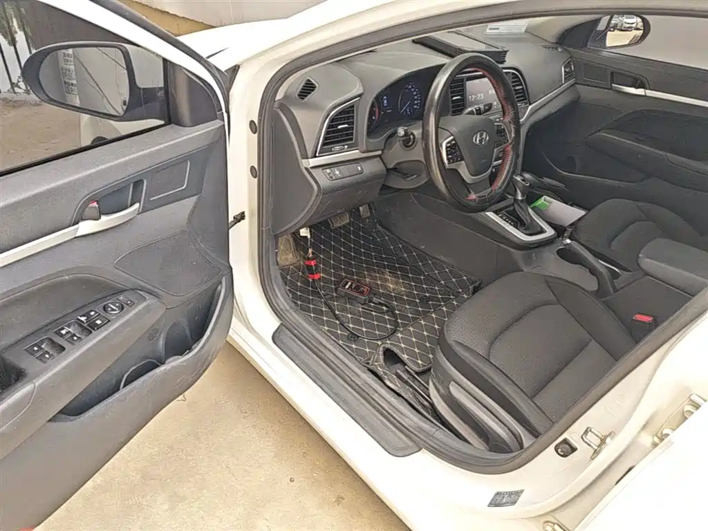 Hyundai Elantra 2017 — фото 16