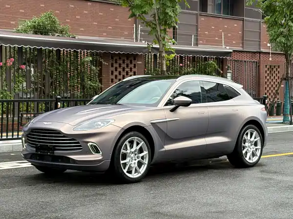 Aston Martin DBX 2021