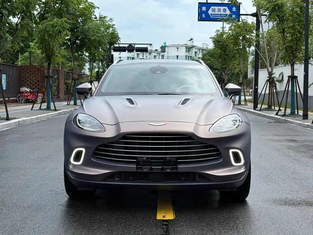 Aston Martin DBX 2021 — фото 2