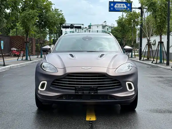 Aston Martin DBX 2021