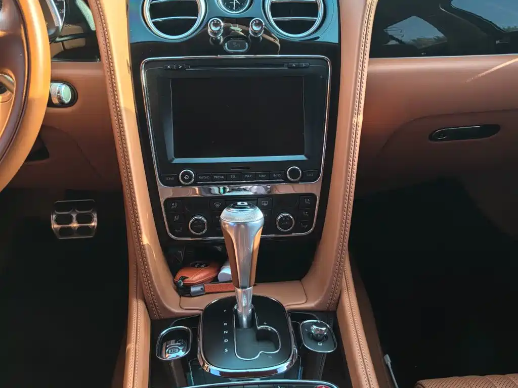 Bentley Flying Spur 2017 — фото 9